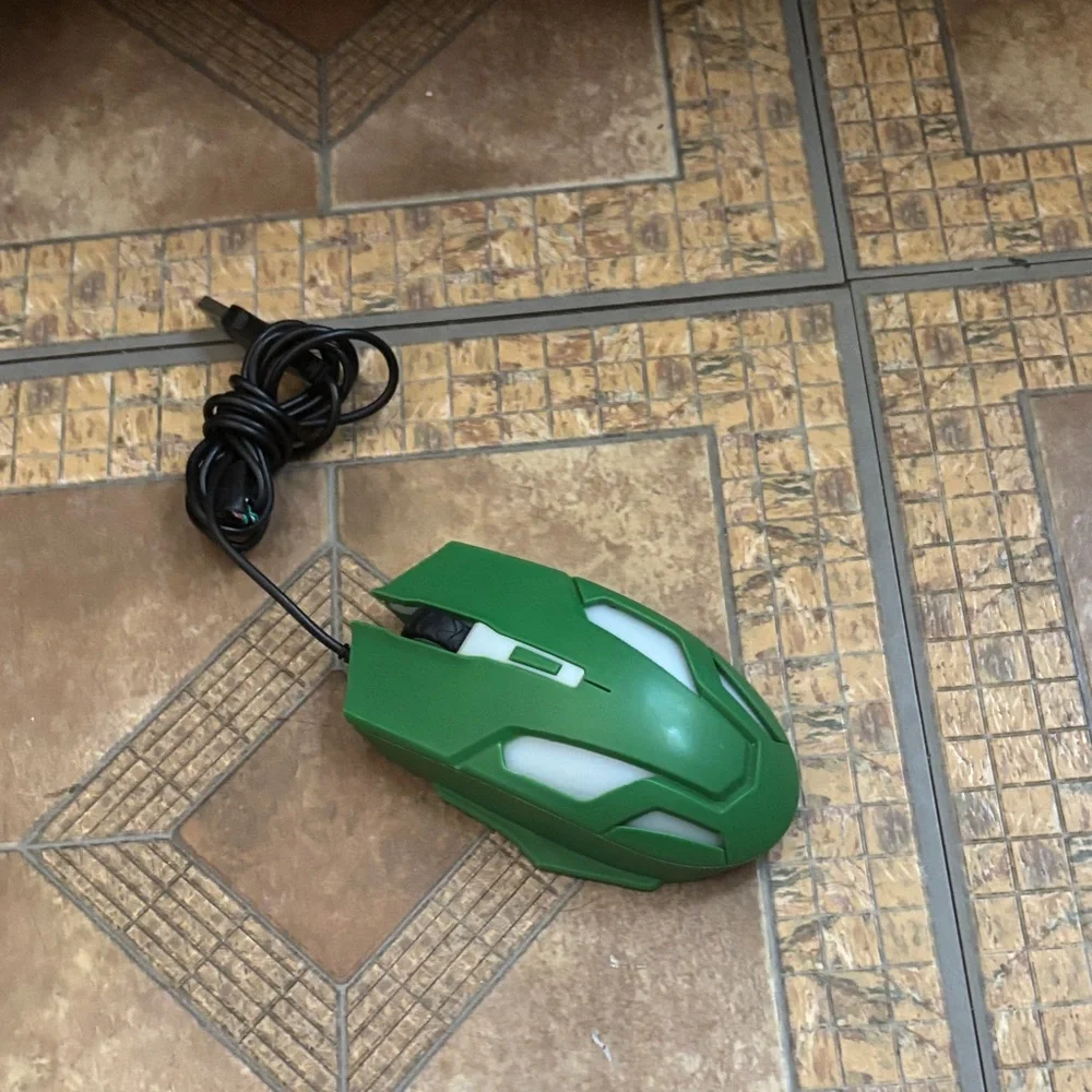 Wired Gaming Mouse - Green buy it🙏🏾
